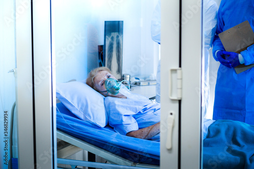 Obraz na płótnie The patients were quarantined in the quarantine room looking out. To prevent the infection from coronavirus COVID19 spreading. w salonie