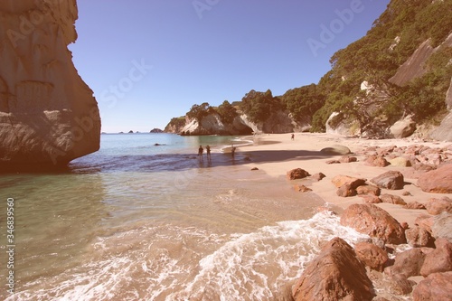 Tableau sur toile Cathedral Cove, New Zealand. Vintage filtered colors style.