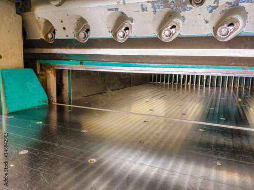 Φωτογραφία Closeup of the knife area of an industrial guillotine paper cutter in a Book Bin