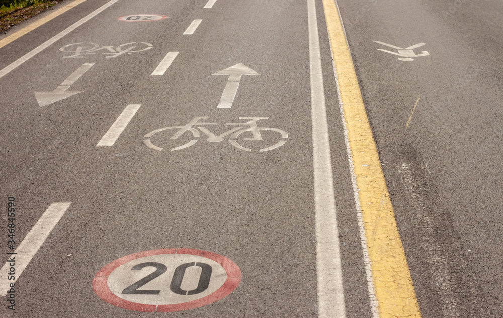 Obraz premium bicycle and speed limit signs on asphalt path
