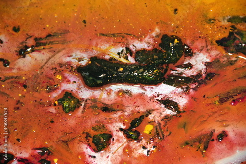 fondo abstracto de pintura liquida en tonos negros ocres y rojos
