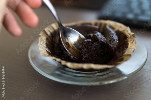 fotograf  a de un postre.  Se trata de un Brownie de chocolate casero que acompa  ado de un caf   es un postre perfecto. 