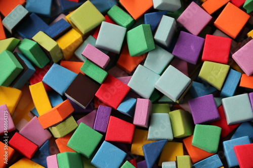 fondo abstracto con piezas cuadradas y triangulares de colores vivos 