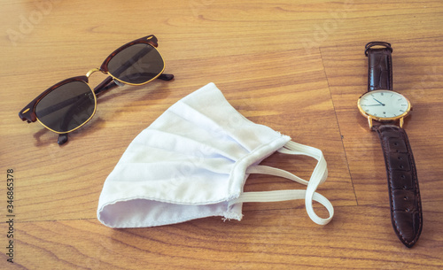 Accesorios como gafas de sol, un reloj y una máscara facial para una nueva vida moderna después del virus. La nueva normalidad puede ser elegante y de moda.