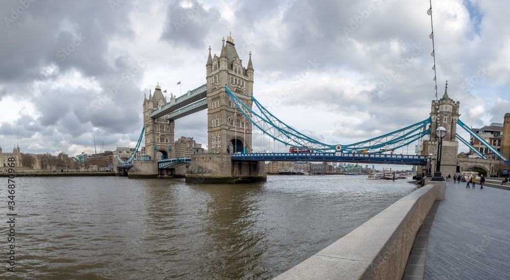 Obraz premium Tower Bridge i rzeka tamiza zimowy dzień londyn