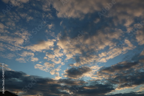 fondo naturaleza con cielo azul y nubes blancas y negras al atardecer