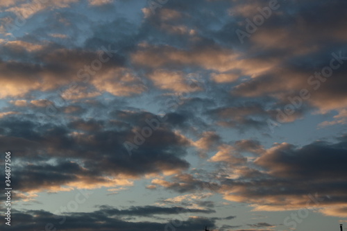 fondo naturaleza con cielo azul y nubes blancas y negras al atardecer