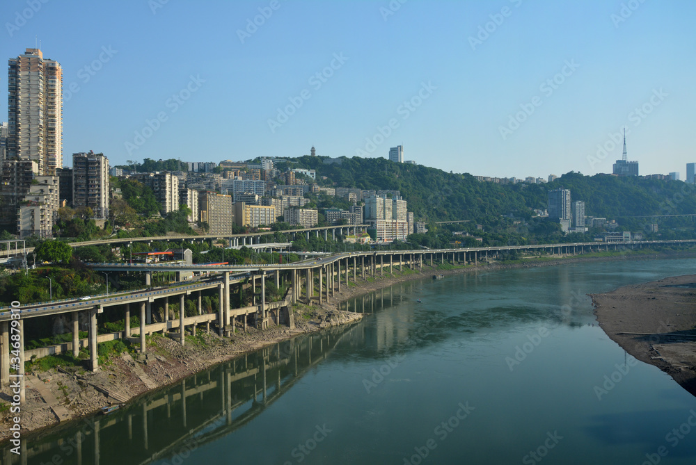 Obraz premium while i on the train cross the river, captured the Chongqing city view