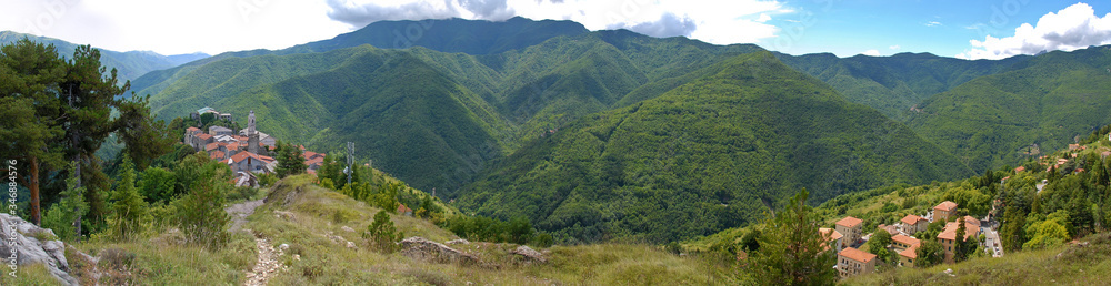Panorama der Hügel und Berge bei Triora, Ligurien, Italien