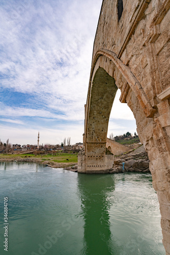 Malabadi Bridge in southeastern Turkey © osmanmaasoglu