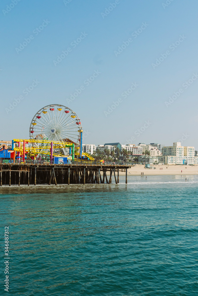 Naklejka premium Santa Monica Pier mit Riesenrad und Achterbahn