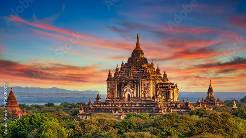 Obraz na płótnie Asian ancient architecture archaeology temple in Bagan at sunset, Myanmar ananda temple in the Bagan Archaeological Zone Pagodas and temple of Bagan world heritage site, Myanmar, Asia