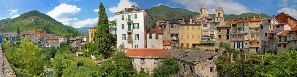 Panorama von Pieve di Teco in Ligurien
