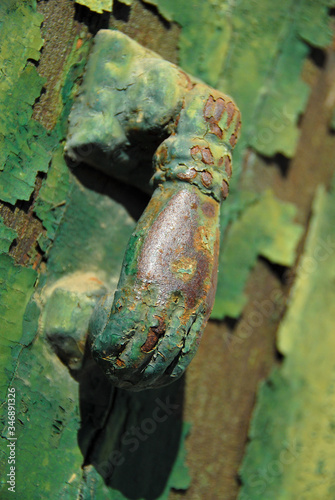 Vitage Türklopfer Form einer Hand aus Metall, mit abgeblätterter grüner Farbe