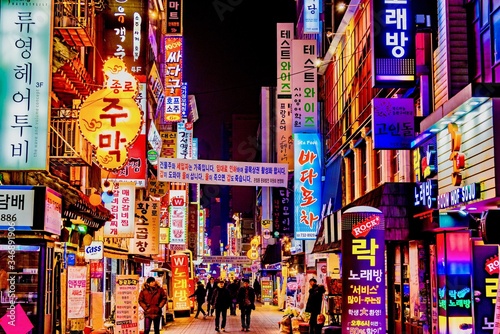 Canvas Print Illuminated Buildings And City Street At Night