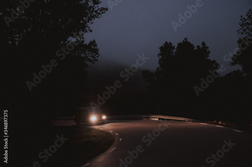 Furgoneta carretera oscura noche