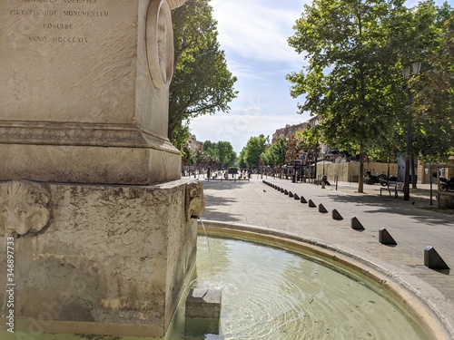 Rue d'Aix en Provence avec maison provençal et fontaine, lieu connu sous le nom de cours Mirabeau Paul Cézanne fontaine l rotonde et la fameuse place d'Albertas photo