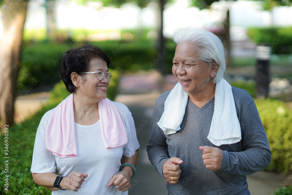 Φωτογραφία Senior couples playing outdoor sports, jogging on forest roads in the park in the morning