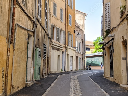 Rue d'Aix en Provence avec maison provençal et fontaine, lieu connu sous le nom de cours Mirabeau Paul Cézanne fontaine l rotonde et la fameuse place d'Albertas © Camille
