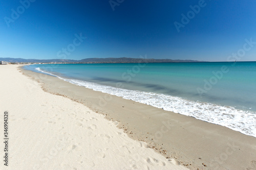 spiaggia della Sardegna con sfondo mare e cielo