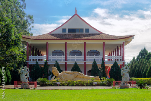 Buddhist Temple in Foz do Iguaçu. The temple was built by the Chinese communities in the triple border between Brazil , Paraguay and Argentina.
