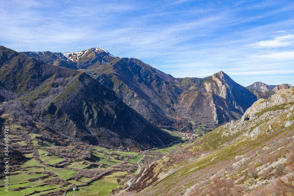 Valle de Somiedo flanqueado por imponentes montañas.