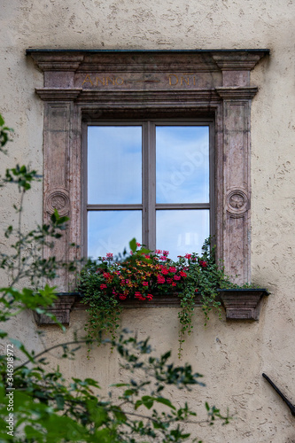 Peque  a ventana de construcci  n tradicional alemana.