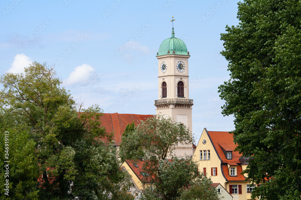 Torre con reloj tradicional de la iglesia alemana Stock Photo | Adobe Stock