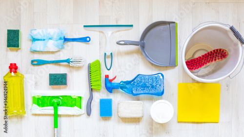 Cuadro en lienzo Flat lay with collection of cleaning materials on a light wooden background
