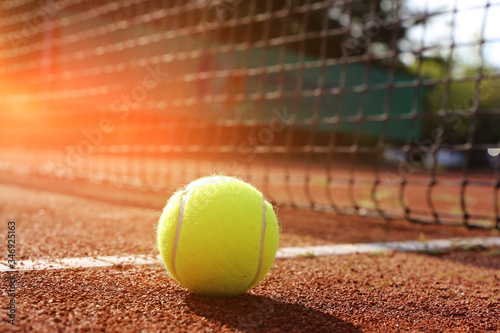 Symbolbild: Tennisplatz mit Ball und Netz, Nahaufnahme © U. J. Alexander
