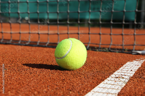 Symbolbild: Tennisplatz mit Ball und Netz, Nahaufnahme © U. J. Alexander