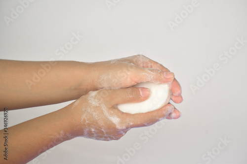 Manos con jabón y espuma