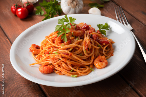 Piatto di deliziosi spaghetti con salsa ai gamberi,  Cucina Italiana 