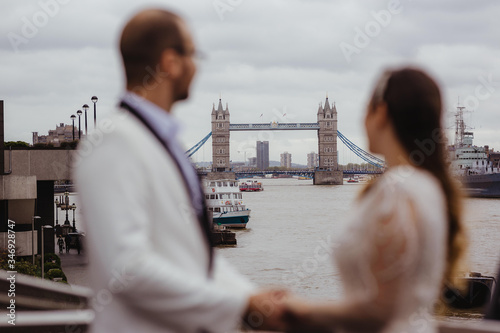 Valokuva bride and groom london bridge