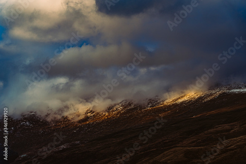 Sonne, Wolken und Berge