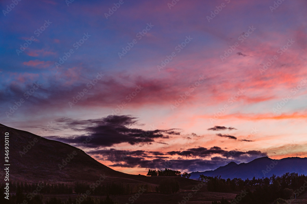 Sonnenuntergang bei Landschaft mit Hügeln in Neuseeland