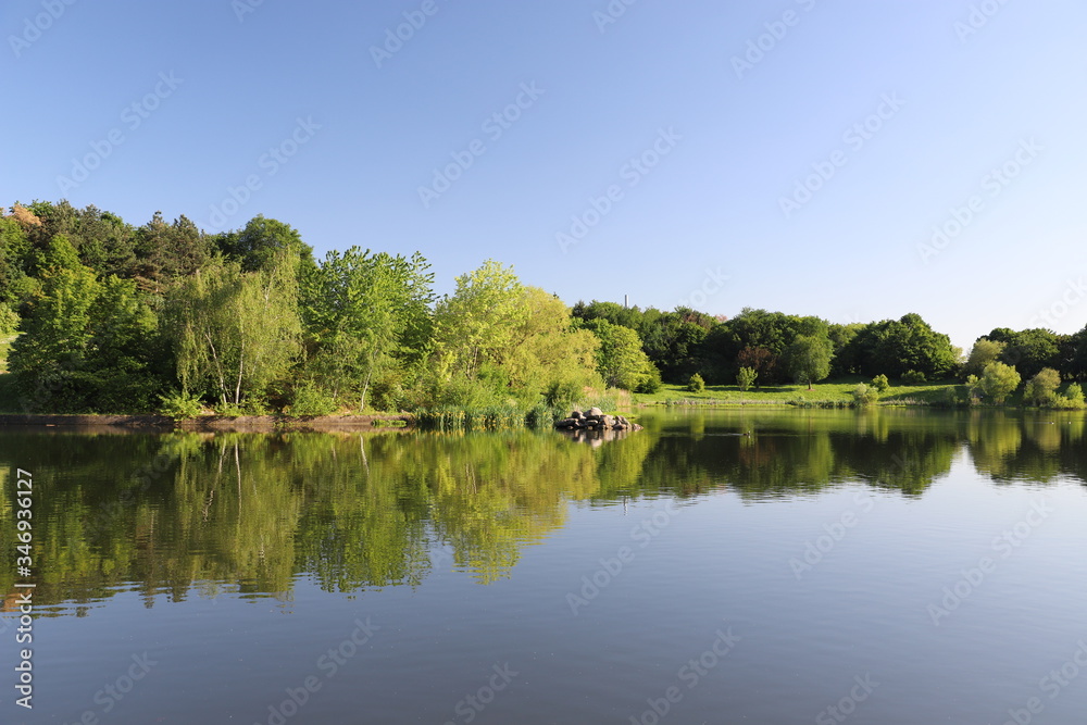 Lac de Courcouronnes dans le département 91 en France au printemps. Lac miroir et ciel bleu immaculé.