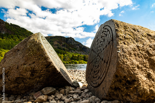 Fotografiet Millennium Stone, Calfclose Bay, Derwent Water Lake District, Cumbria