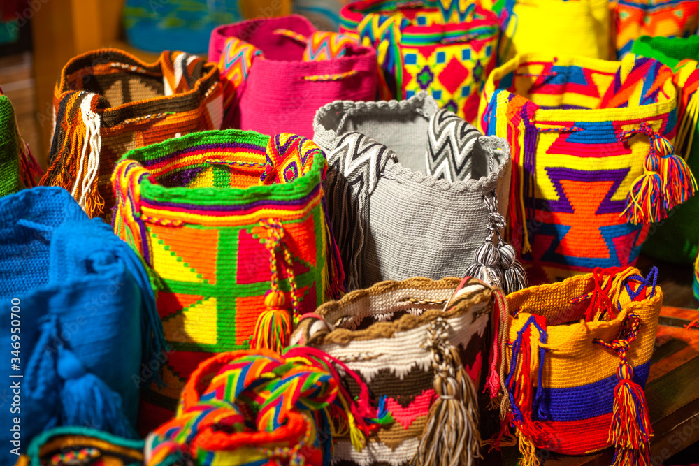 Mochila tejida tradicional en varios colores.