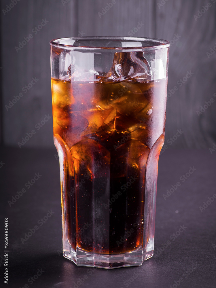 whiskey with ice, whiskey, a glass of whiskey, a glass of whiskey with ice, drink, summer, summer drink, cola with ice, cola, a glass of cola, soda, drink, alcohol, alcoholic drink