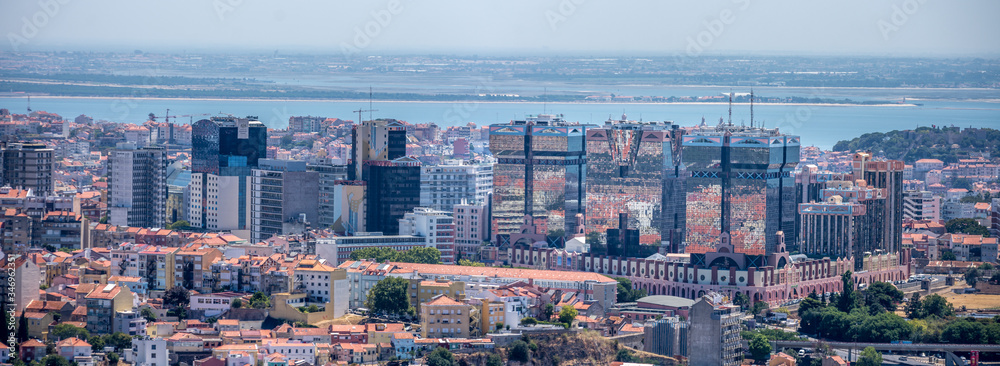 Obraz premium nowoczesne budynki panoramę lizbony w gorący letni dzień