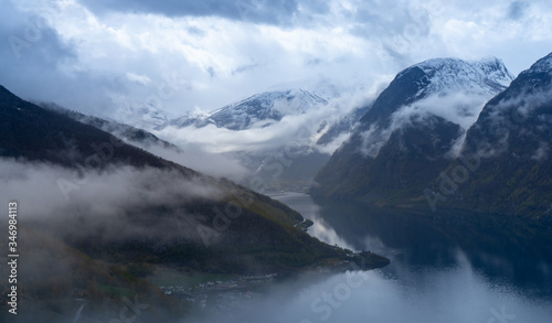 Widok na Aurlandsfjord z punktu widokowego Stegastein