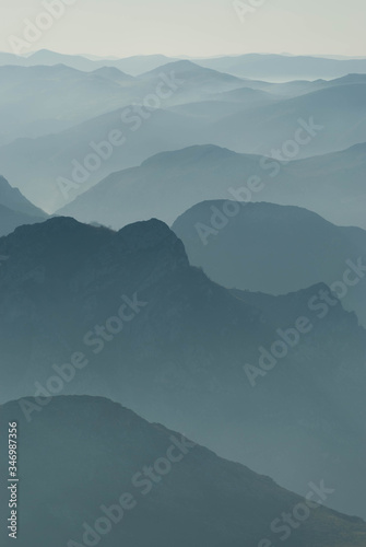 Fototapeta Naklejka Na Ścianę i Meble -  capas montañas con neblina