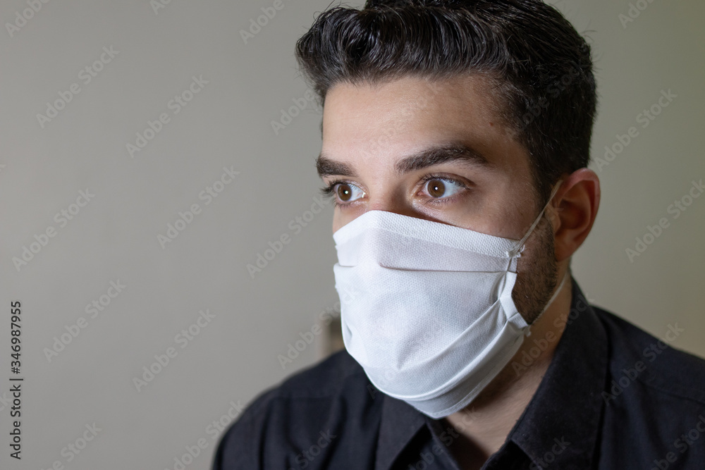 Modelo masculino caucasiano branco usando Mascara para o isolamento na pandemia do covid19 Coronavírus Modelo masculino caucasiano branco usando Mascara para o isolamento na pandemia do covid19 Coronavírus