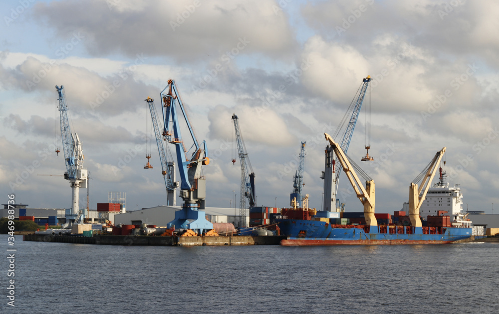transport maritime, cargo et dock en zone portuaire