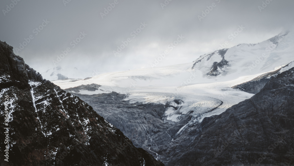 Obraz premium Glaciar cae de una montaña