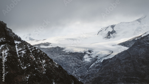 Glaciar cae de una montaña