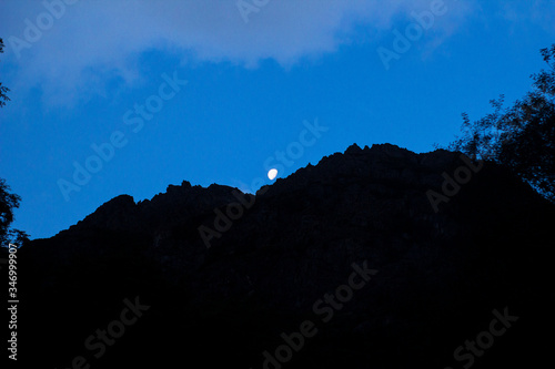 Luna saliendo por la montaña