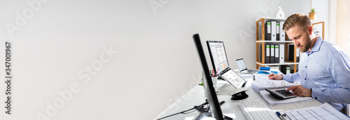 Fotografie Businessperson Calculating Invoice