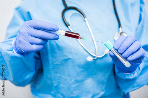 Doctor o enfermera mostrando o haciendo test de sangre con motivo de la pandemia a nivel mundial llamada COVID-19 o Coronavirus.  